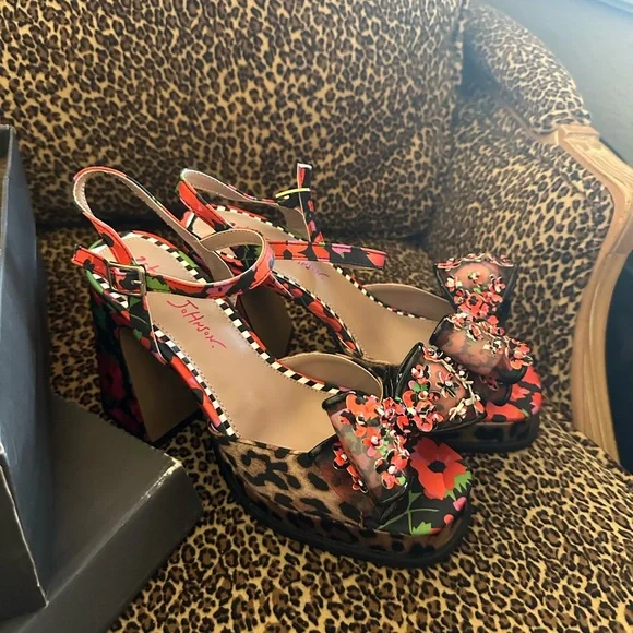 Betsey Johnson Multi-Color Floral & Leopard Bow Platform Sandals 8 NIB - Picture 3 of 5